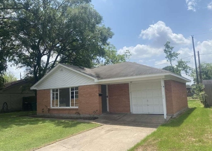 121 E Riverwood Drive - Photo 1