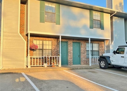 929 W Hickory Street - Photo 1
