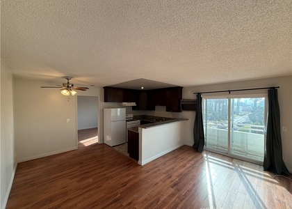 400 N Hobart Boulevard - Photo 1