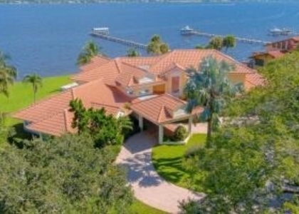 901 Se Riverside Drive - Photo 1