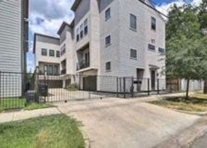 2403 Everett Street - Photo 1