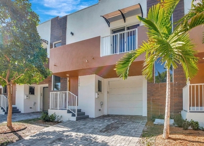 1104 S 20th Avenue - Photo 1