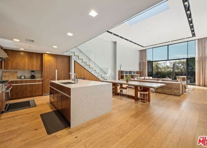 207 Hollister Avenue - Photo 1