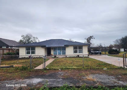702 Mcdaniel Street - Photo 1