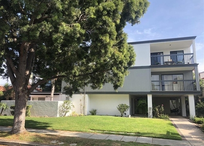 911 E Avenue - Photo 1