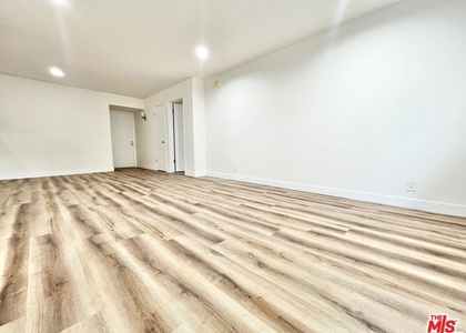 1784 N Sycamore Ave - Photo 1