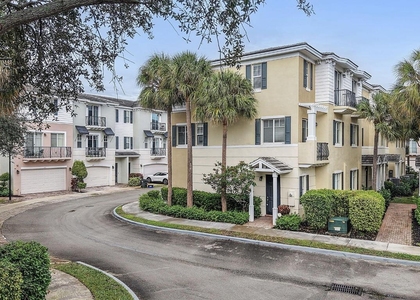 560 Nw 39th Circle - Photo 1