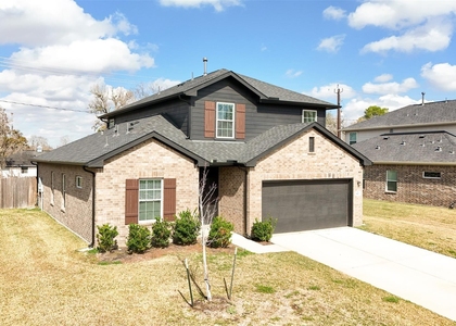420 Magnolia Street - Photo 1
