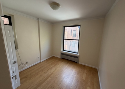East 82nd Street, 4D - Photo 1