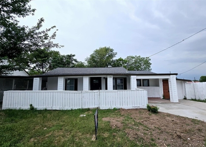 101 S Lockhart St - Photo 1