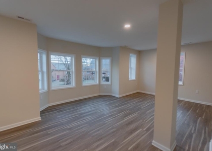 215 W King Street - Photo 1