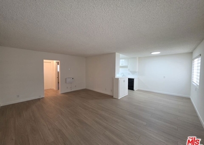 10815 Rose Avenue - Photo 1