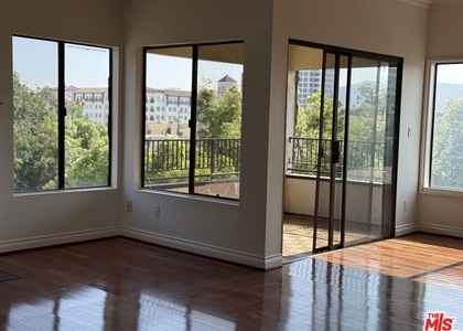 234 N Kenwood Street - Photo 1