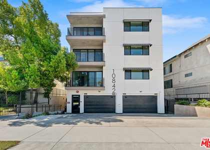 10842 Victory Boulevard - Photo 1