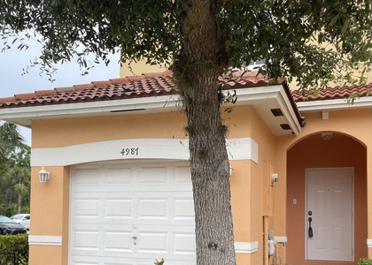 4987 Se Mariner Garden Circle - Photo 1