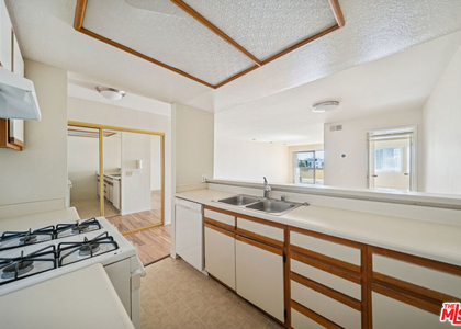 1519 N Martel Avenue - Photo 1