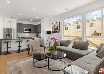 1228 N Sycamore Avenue - Photo 1