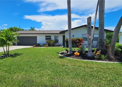 251 Se 46th Street - Photo 1