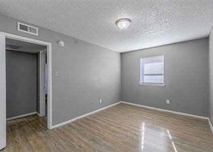 2900 South Freeway - Photo 1