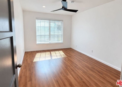 202 N Locust Street - Photo 1
