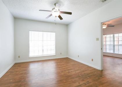 912 W 22nd St - Photo 1