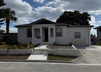 917 W 7th Street - Photo 1