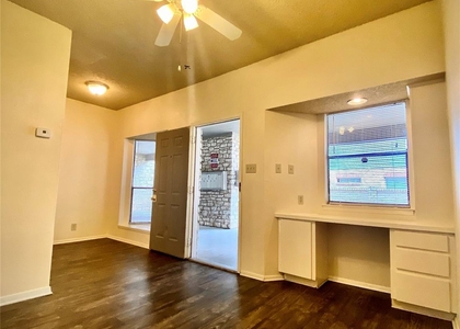 2604 Salado St - Photo 1