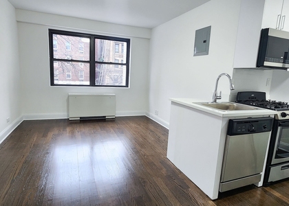 E 16 St - Photo 1