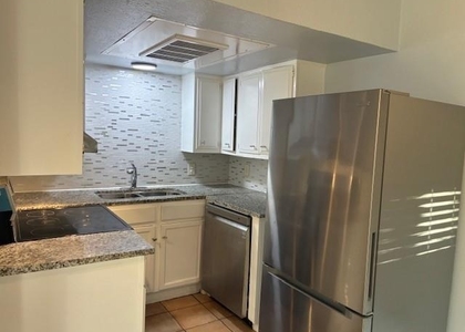 425 S Oak Street - Photo 1