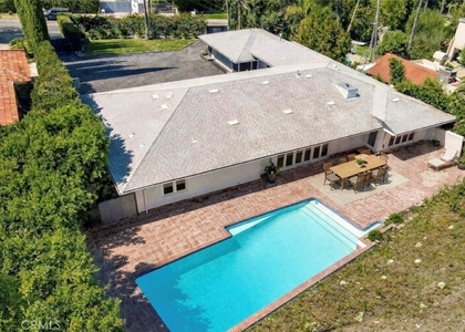 4450 Hayvenhurst - Photo 1
