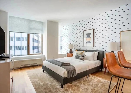 10 Hanover Square - Photo 1