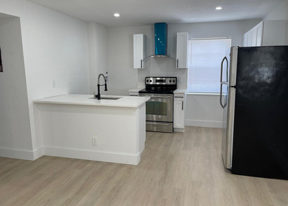 1015 Ne 17th Avenue - Photo 1