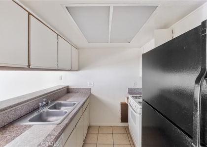 2726 S Menlo Ave. - Photo 1