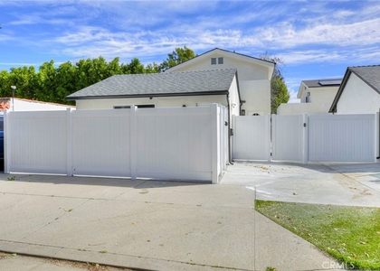 15557 Wyandotte Street - Photo 1