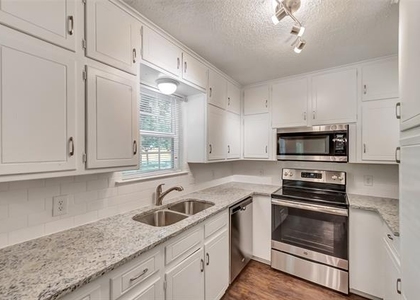 2833 Kingsbury Avenue - Photo 1