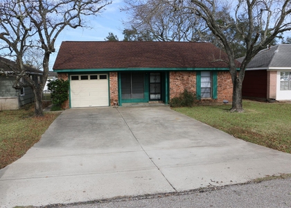 710 W 7th Street - Photo 1