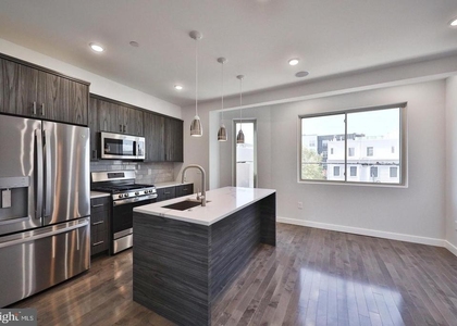 1939 N Darien Street - Photo 1