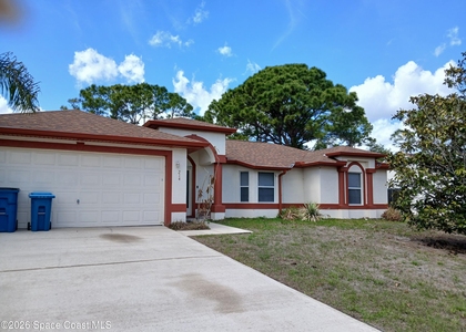 214 Eldron Boulevard Ne - Photo 1