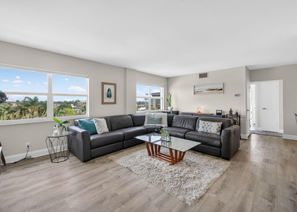 2555 Ne 11th Street - Photo 1