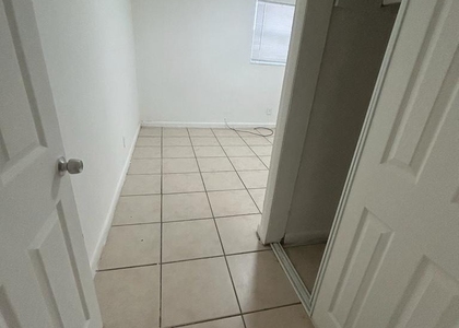 900 Nw 17th Avenue - Photo 1