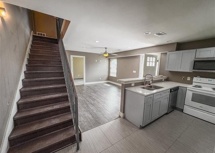 301 E Brockett Street - Photo 1
