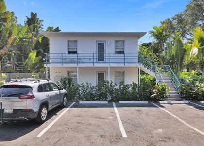 625 Ne 13th Avenue - Photo 1