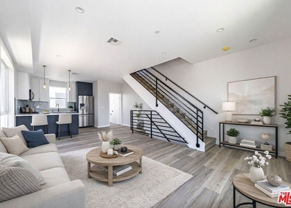 6700 Balboa Boulevard - Photo 1