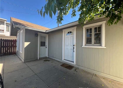 128 1/2 N Ivy - Photo 1