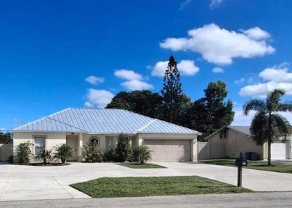 365 Nw Hibiscus Street - Photo 1