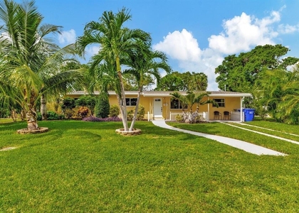 925 Ne 25th Avenue - Photo 1