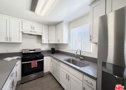 326 S Manhattan Place - Photo 1