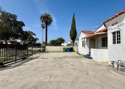 607 W 101st Street - Photo 1