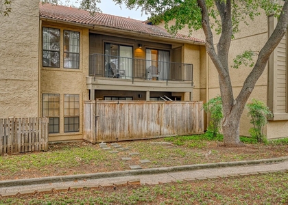 1202 Thorpe Ln - Photo 1
