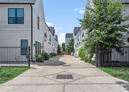 909 Oak Street - Photo 1
